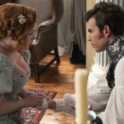 Nicola Coughlan y Luke Newton en el 'Bajo la luz de la luna' de 'Bridgerton'
