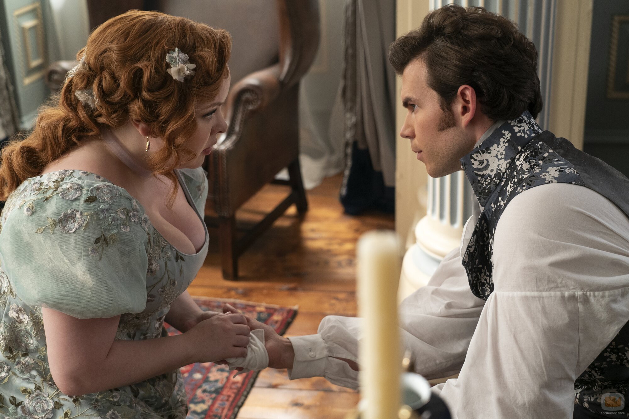 Nicola Coughlan y Luke Newton en el 'Bajo la luz de la luna' de 'Bridgerton'
