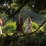 Nicola Coughlan y Luke Newton en 'Bajo la luz de la luna' de 'Los Bridgerton'