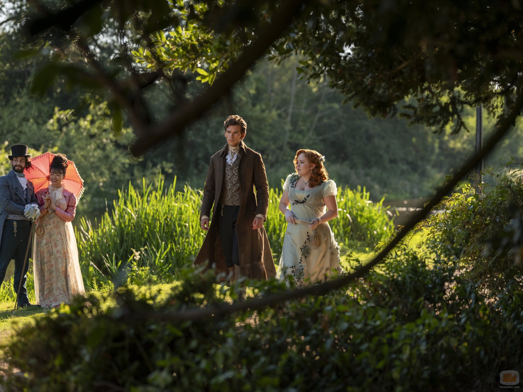 Nicola Coughlan y Luke Newton en 'Bajo la luz de la luna' de 'Los Bridgerton'