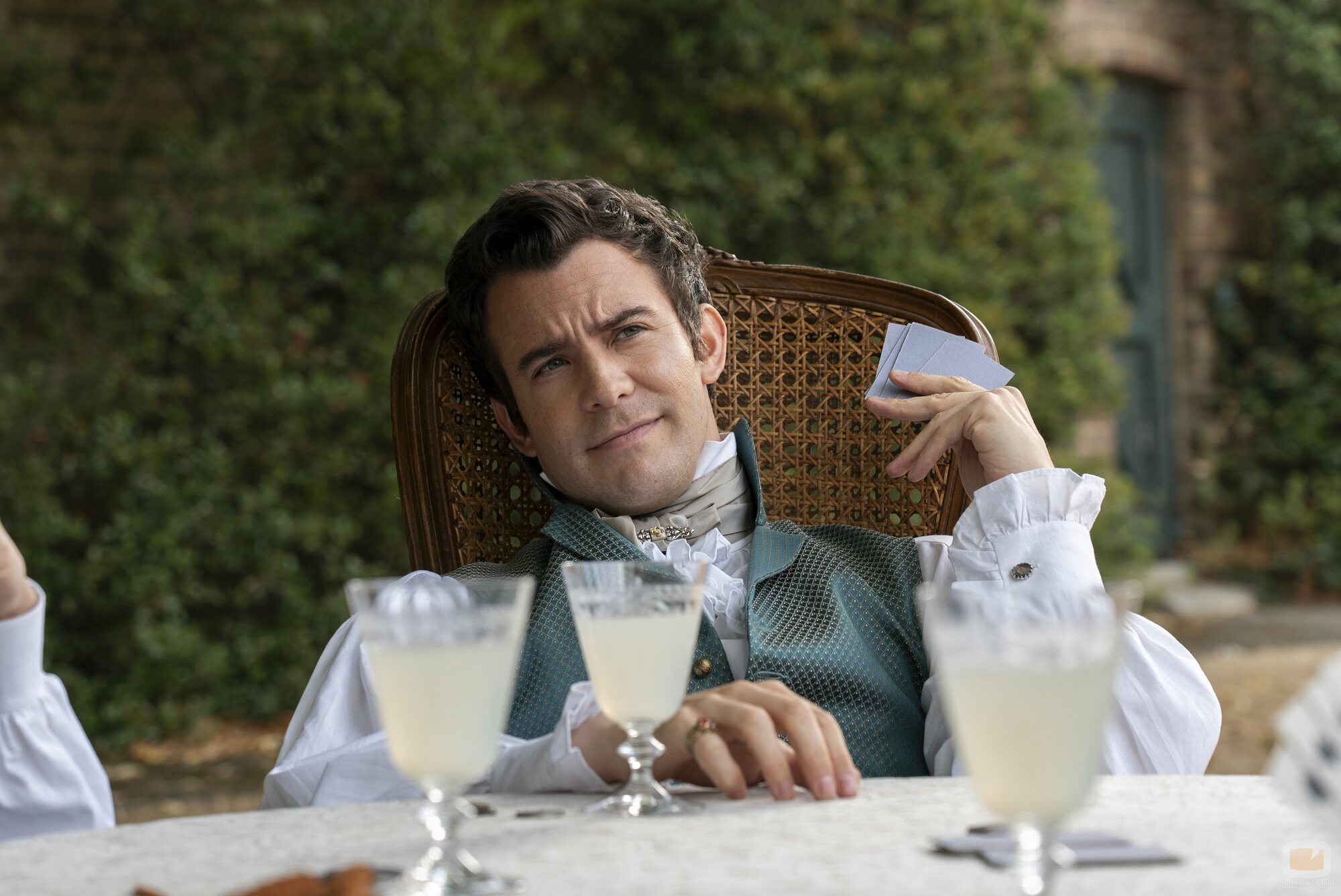 Luke Thompson en 3x02 'Bajo la luz de la luna' de 'Los Bridgerton'