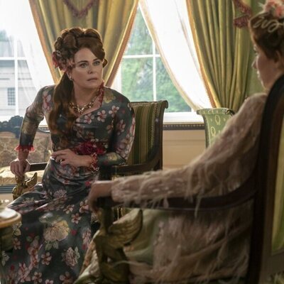 Polly Walker y Harriet Cains en la temporada 3 y el capítulo 02 de 'Los Bridgerton'