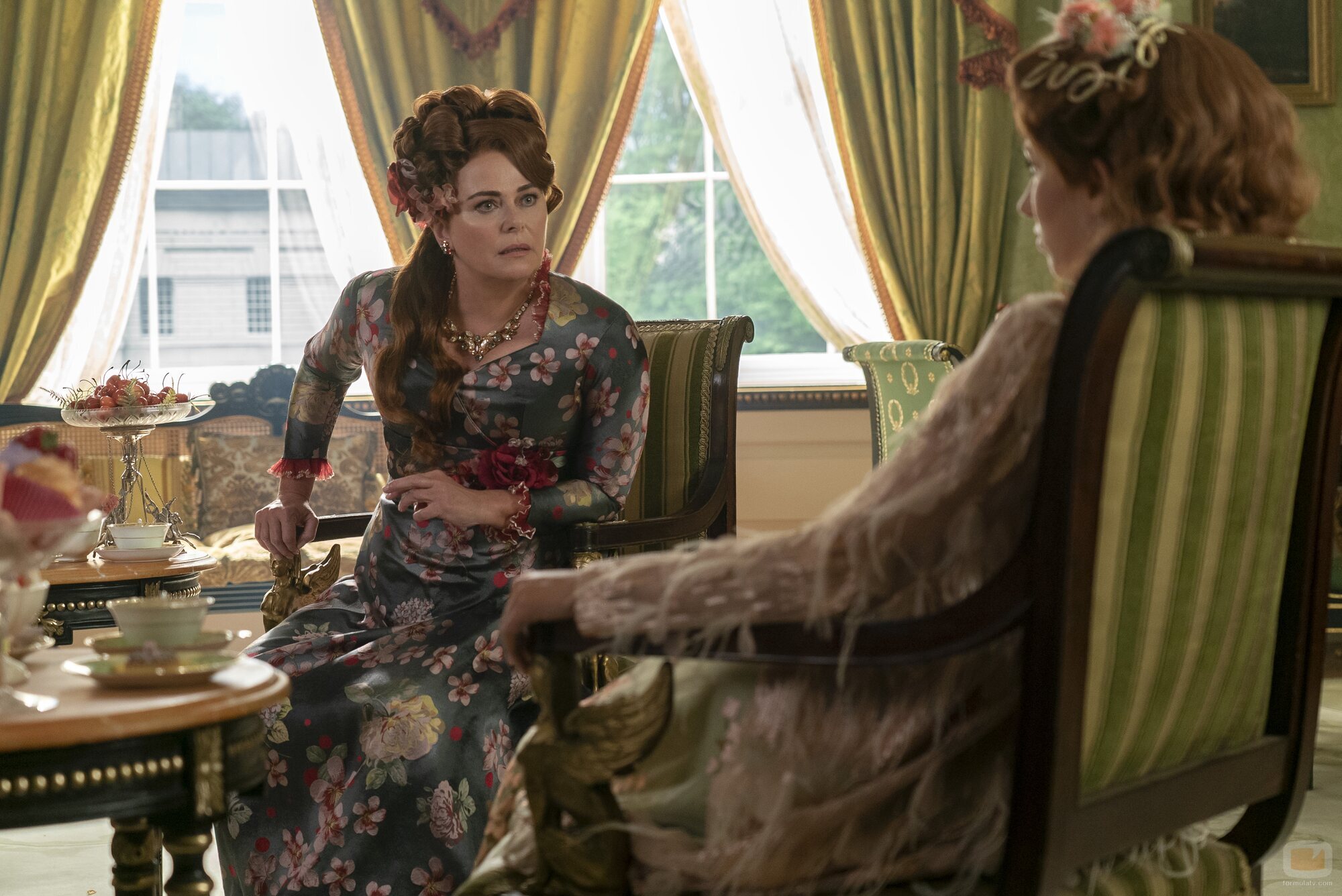 Polly Walker y Harriet Cains en la temporada 3 y el capítulo 02 de 'Los Bridgerton'