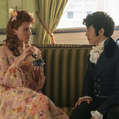 Bessie Carter y James Phoon en Capítulo 2 titulado 'Bajo la luz de la luna' de 'Los Bridgerton'