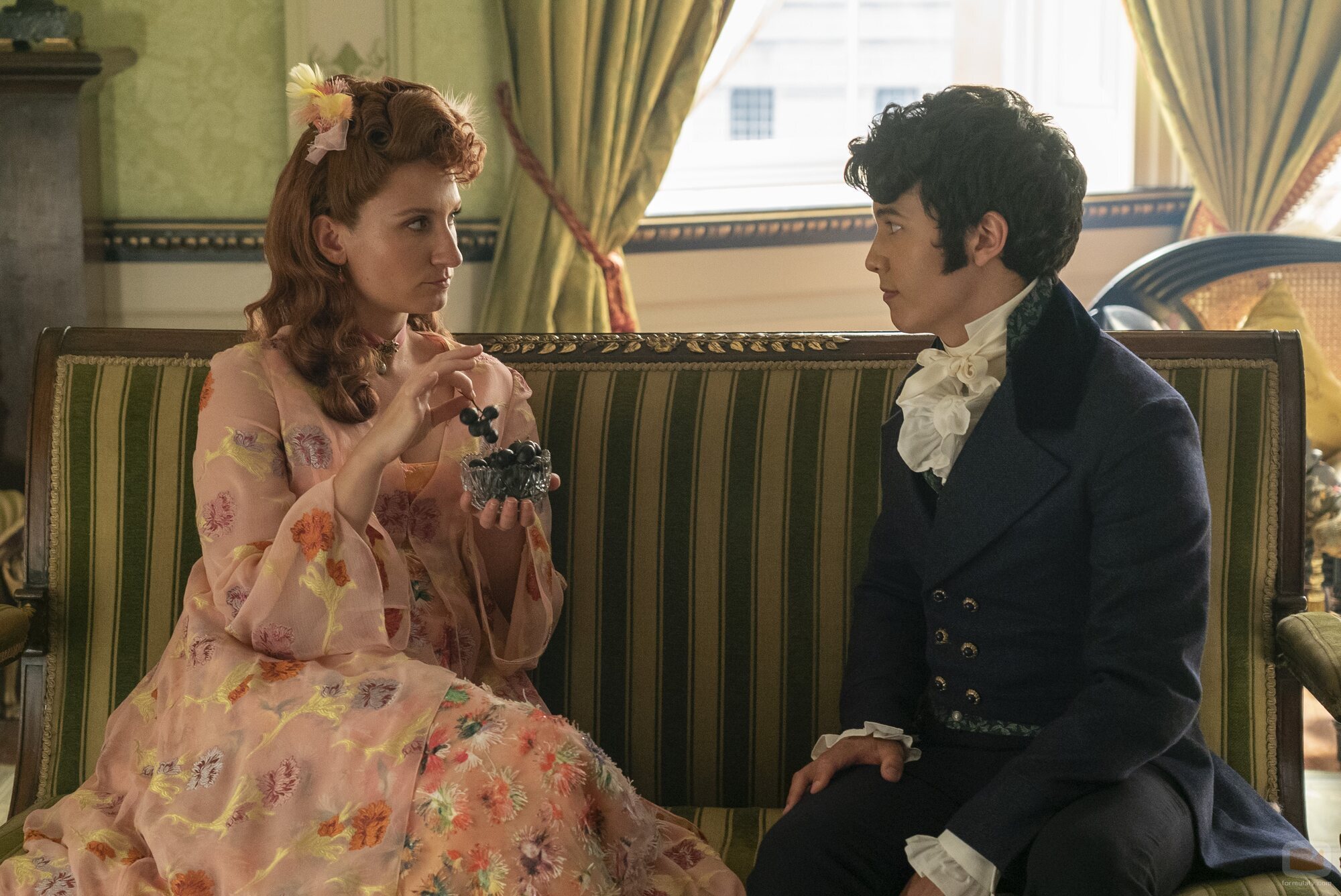 Bessie Carter y James Phoon en Capítulo 2 titulado 'Bajo la luz de la luna' de 'Los Bridgerton'