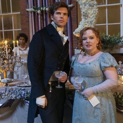 Escena de Nicola Coughlan y Luke Newton en el 'Bajo la luz de la luna' de 'Bridgerton'