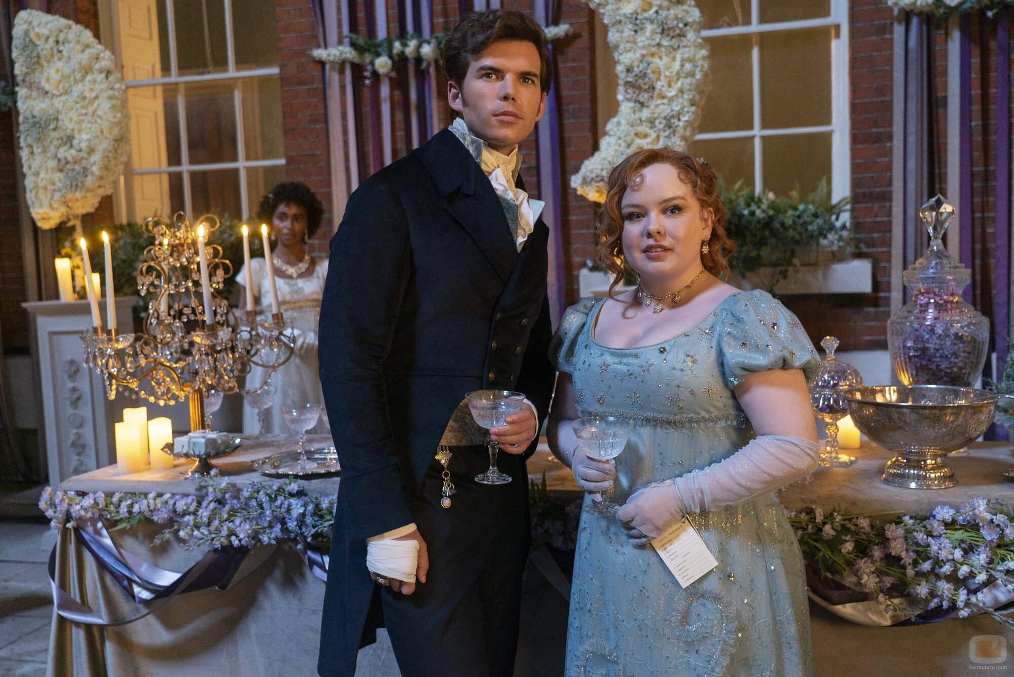 Escena de Nicola Coughlan y Luke Newton en el 'Bajo la luz de la luna' de 'Bridgerton'