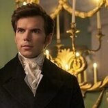 Luke Newton en 'Bajo la luz de la luna' de 'Los Bridgerton'