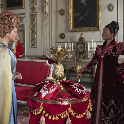 Golda Rosheuvel y Adjoa Andoh en 'Bajo la luz de la luna' de 'Los Bridgerton'