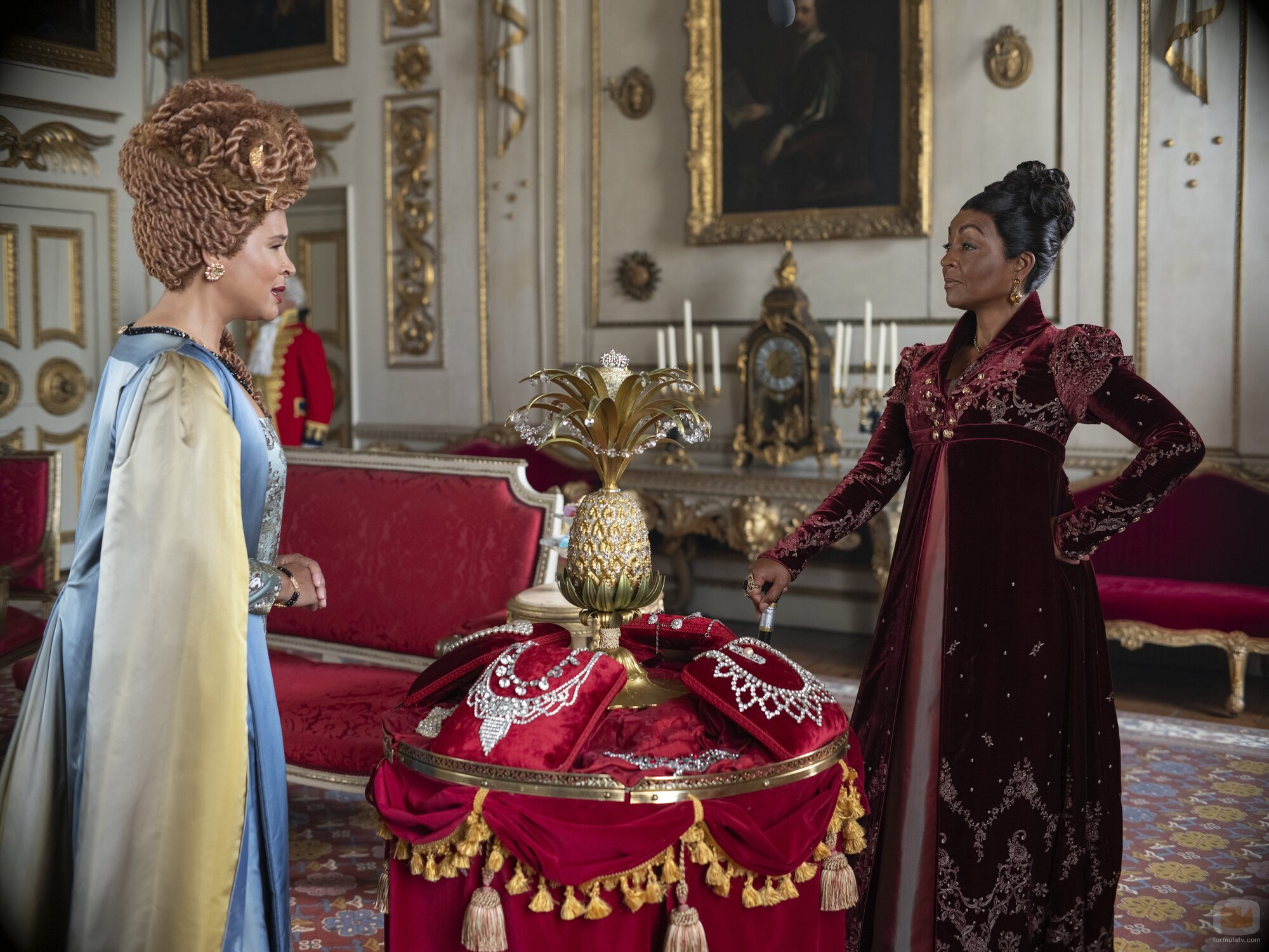 Golda Rosheuvel y Adjoa Andoh en 'Bajo la luz de la luna' de 'Los Bridgerton'