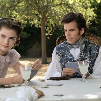Luke Newton y Florence Hunt en 'Bajo la luz de la luna' de 'Los Bridgerton'