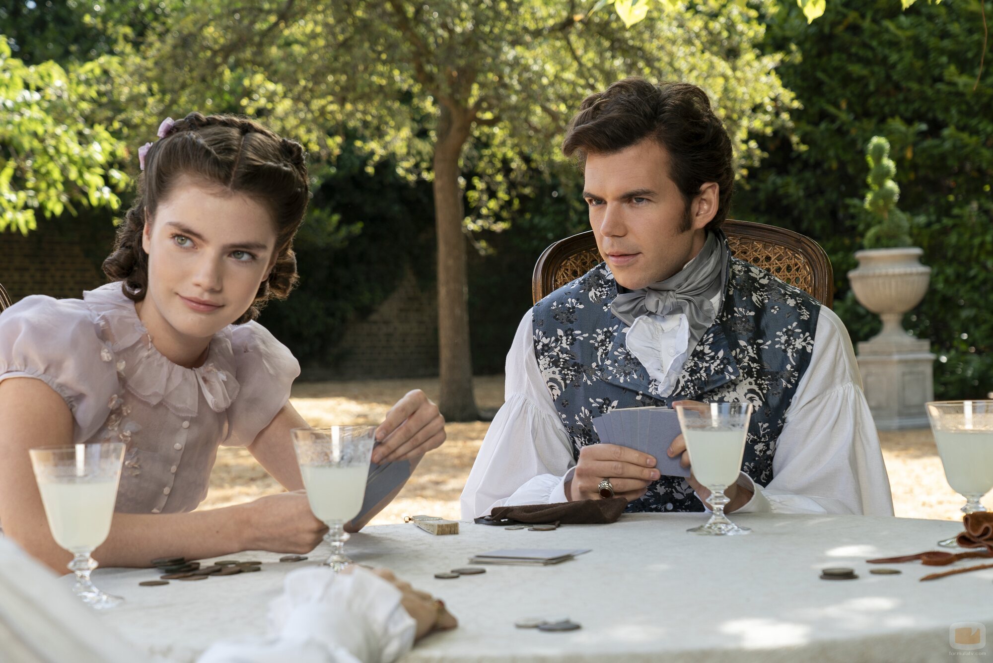 Luke Newton y Florence Hunt en 'Bajo la luz de la luna' de 'Los Bridgerton'