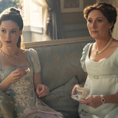Ruth Gemmell y Hannah Dodd en la temporada 3 y el capítulo 03 de 'Los Bridgerton'