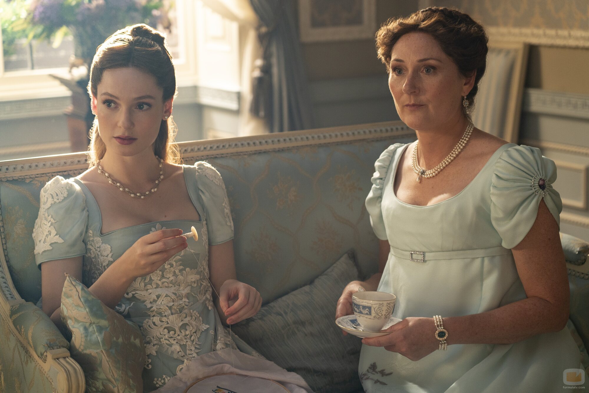 Ruth Gemmell y Hannah Dodd en la temporada 3 y el capítulo 03 de 'Los Bridgerton'