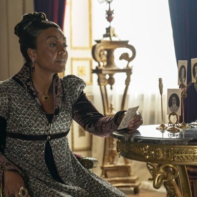 Adjoa Andoh en la temporada 3 y el capítulo 03 de 'Los Bridgerton'