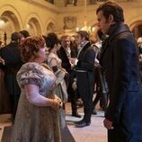 Nicola Coughlan y Luke Newton en el 3x03 de 'Los Bridgerton'