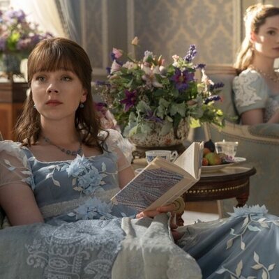 Claudia Jessie y Hannah Dodd en la temporada 3 y el capítulo 03 de 'Los Bridgerton'