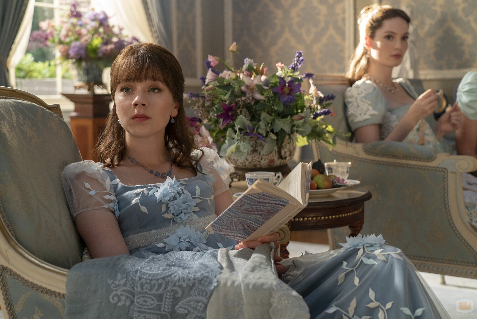 Claudia Jessie y Hannah Dodd en la temporada 3 y el capítulo 03 de 'Los Bridgerton'
