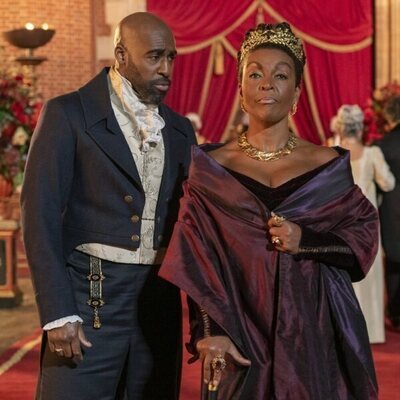 Adjoa Andoh y Daniel Francis en el 3x04 de 'Los Bridgerton'