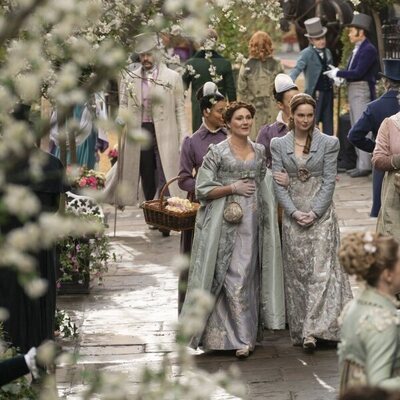 Ruth Gemmell y Hannah Dodd en Capítulo 4 titulado 'Viejas amistades' de 'Los Bridgerton'
