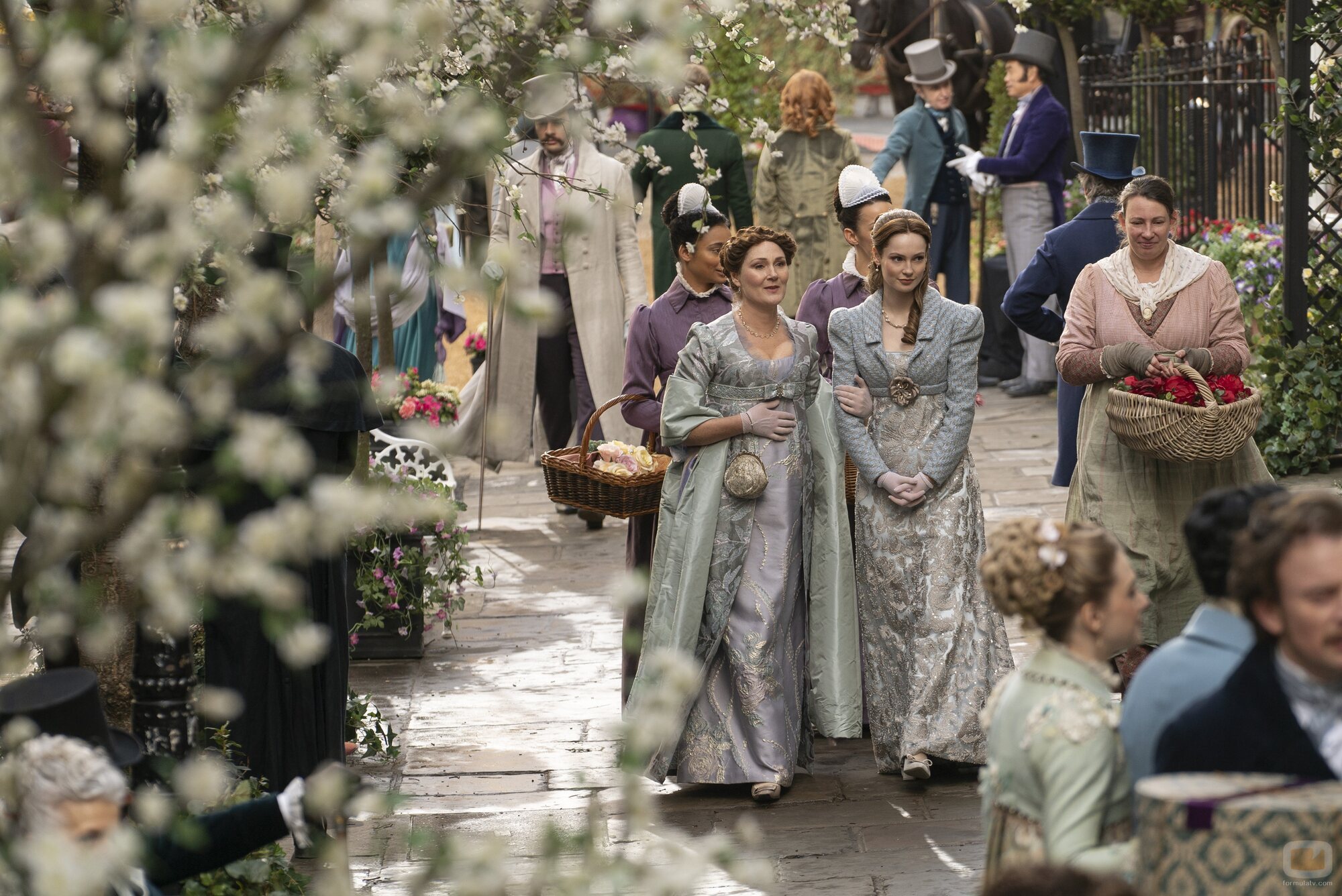 Ruth Gemmell y Hannah Dodd en Capítulo 4 titulado 'Viejas amistades' de 'Los Bridgerton'