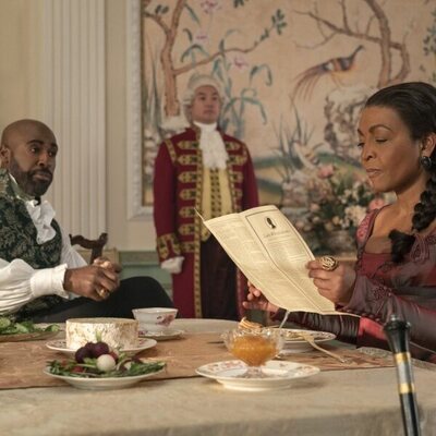 Adjoa Andoh y Daniel Francis en Capítulo 5 titulado 'Tic, tac' de 'Los Bridgerton'