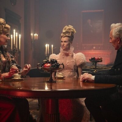 Joanna Bobin y Jessica Madsen en Capítulo 5 titulado 'Tic, tac' de 'Los Bridgerton'