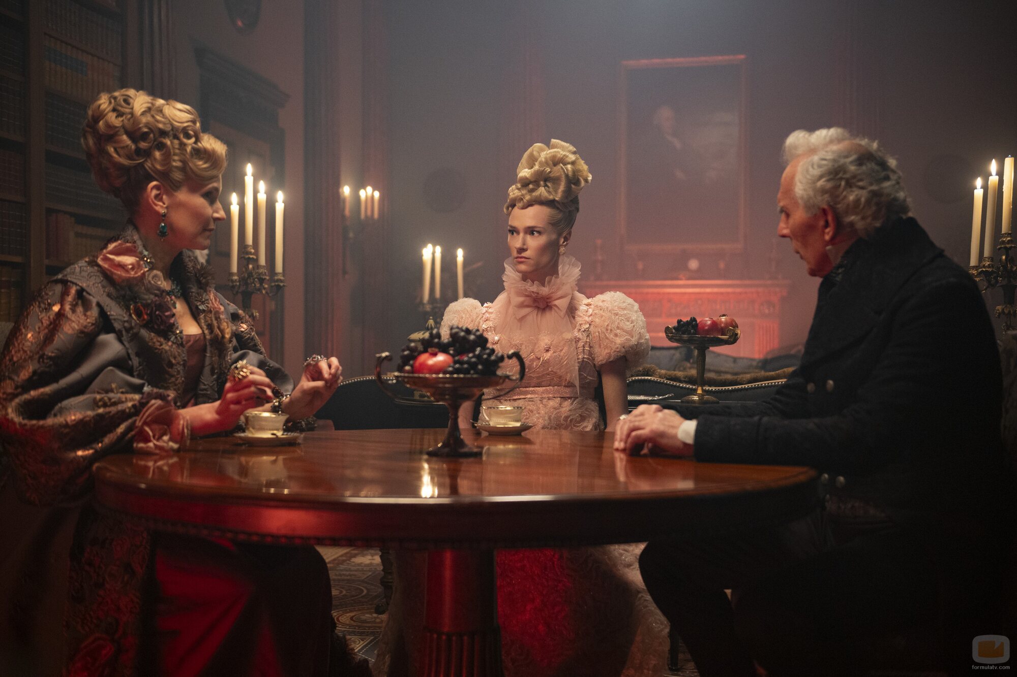 Joanna Bobin y Jessica Madsen en Capítulo 5 titulado 'Tic, tac' de 'Los Bridgerton'