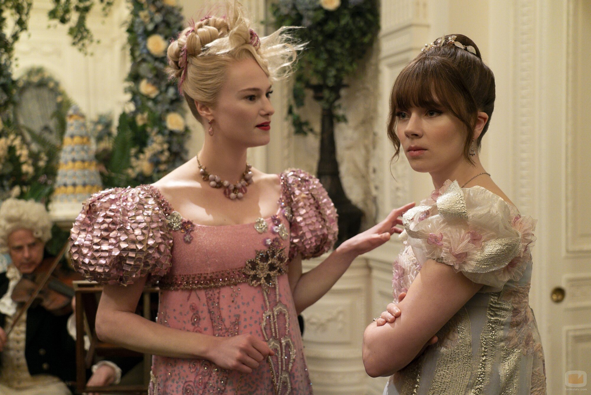 Claudia Jessie y Jessica Madsen en 3x05 'Tic, tac' de 'Los Bridgerton'