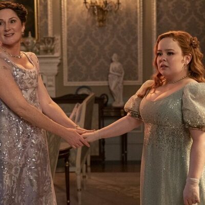 Nicola Coughlan y Ruth Gemmell en Capítulo 5 titulado 'Tic, tac' de 'Los Bridgerton'