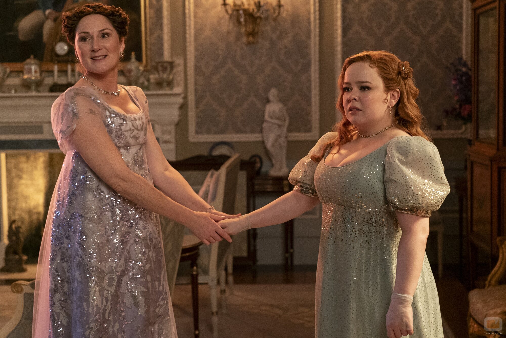 Nicola Coughlan y Ruth Gemmell en Capítulo 5 titulado 'Tic, tac' de 'Los Bridgerton'