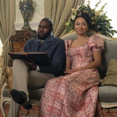 Martins Imhangbe y Emma Naomi en el 'Tic, tac' de 'Bridgerton'