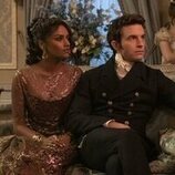 Jonathan Bailey y Simone Ashley en el 'Tic, tac' de 'Bridgerton'