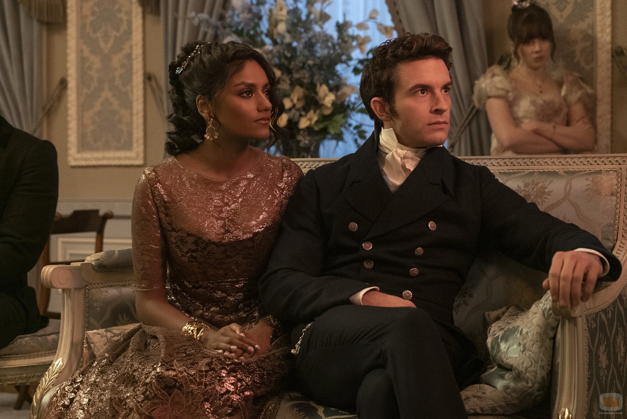 Jonathan Bailey y Simone Ashley en el 'Tic, tac' de 'Bridgerton'