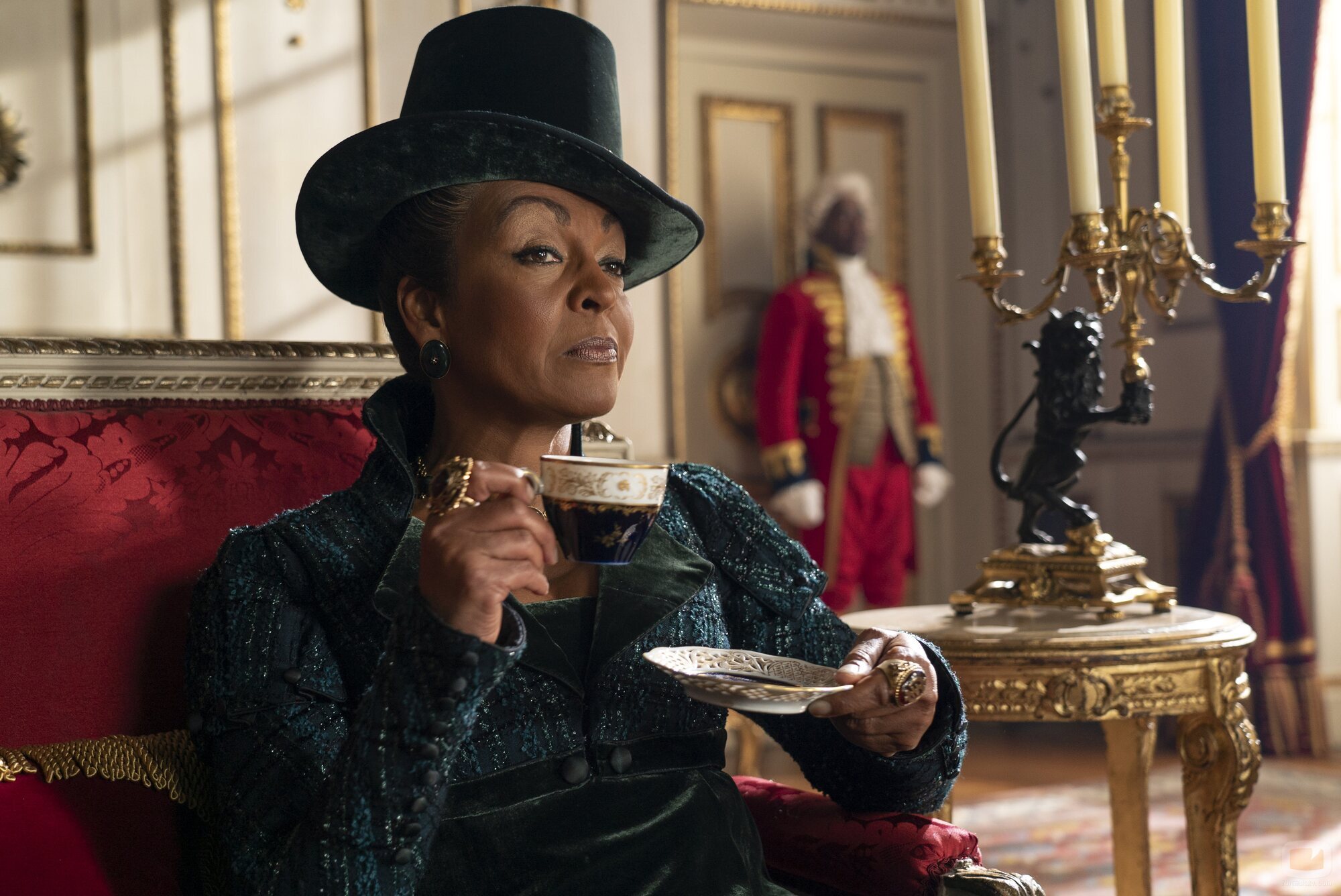 Adjoa Andoh en el 'Tic, tac' de 'Bridgerton'