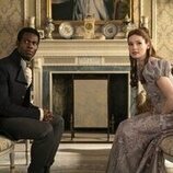 Hannah Dodd y Victor Alli en 3x06 titulado 'Seduciendo a Mr. Bridgerton' de 'Los Bridgerton'