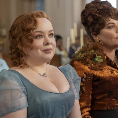 Nicola Coughlan y Polly Walker en el 3x06 de 'Los Bridgerton'