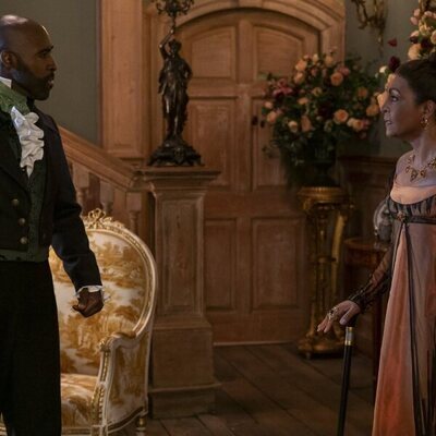 Adjoa Andoh y Daniel Francis en la temporada 3 y el capítulo 06 de 'Los Bridgerton'
