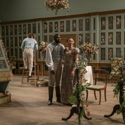 Martins Imhangbe y Emma Naomi en 3x06 'Seduciendo a Mr. Bridgerton' de 'Los Bridgerton'