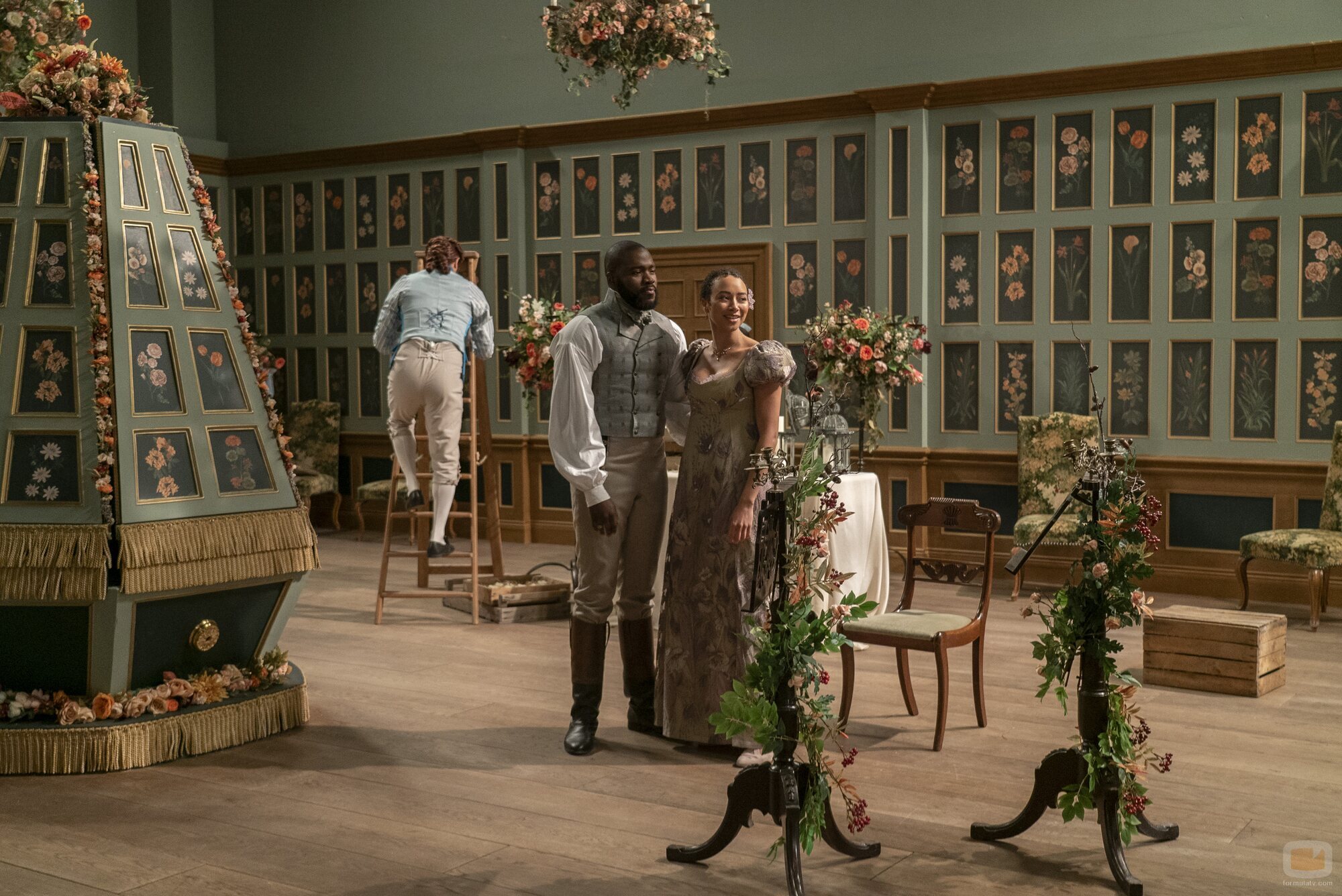 Martins Imhangbe y Emma Naomi en 3x06 'Seduciendo a Mr. Bridgerton' de 'Los Bridgerton'