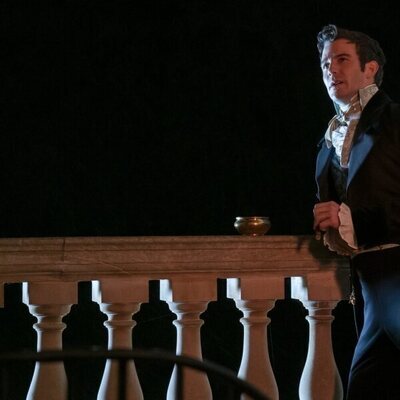 Foto de Luke Thompson en el 3x06 de 'Bridgerton'