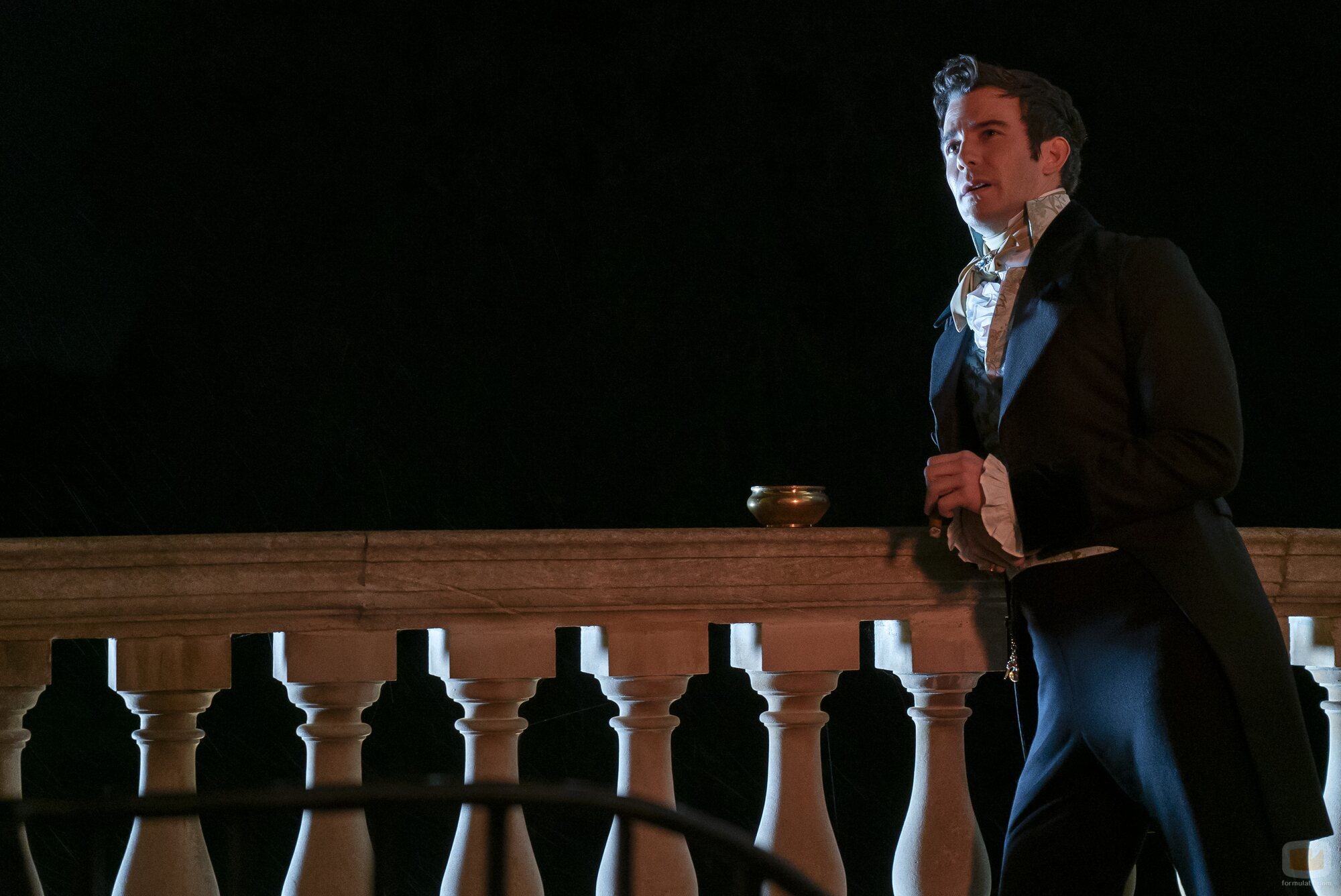 Foto de Luke Thompson en el 3x06 de 'Bridgerton'