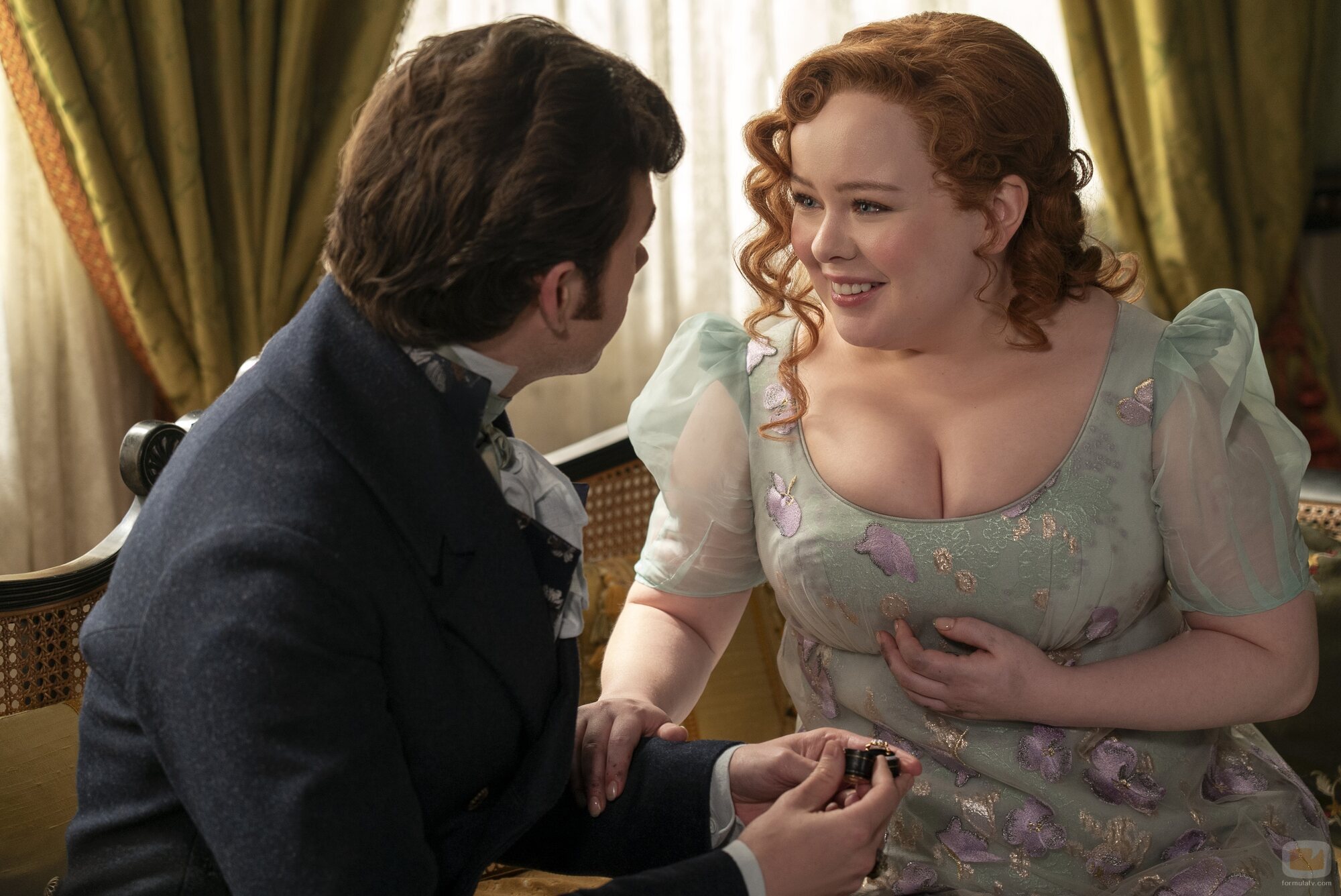 Nicola Coughlan y Luke Newton en el 3x06 de 'Los Bridgerton'
