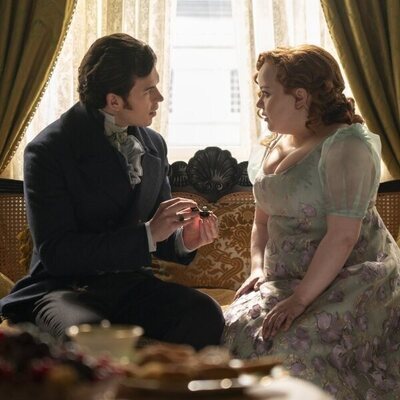 Nicola Coughlan y Luke Newton en la temporada 3 y el capítulo 06 de 'Los Bridgerton'