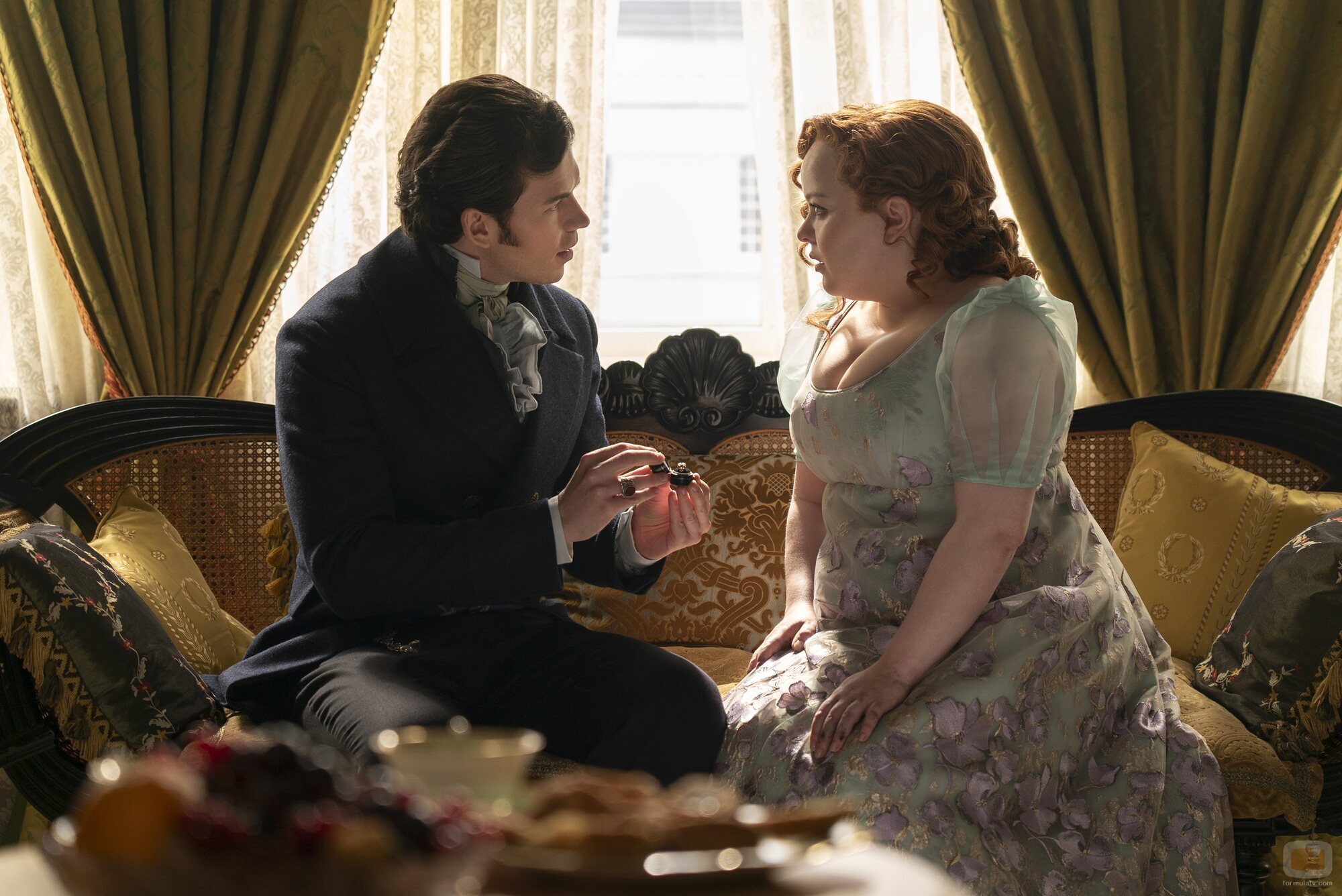 Nicola Coughlan y Luke Newton en la temporada 3 y el capítulo 06 de 'Los Bridgerton'