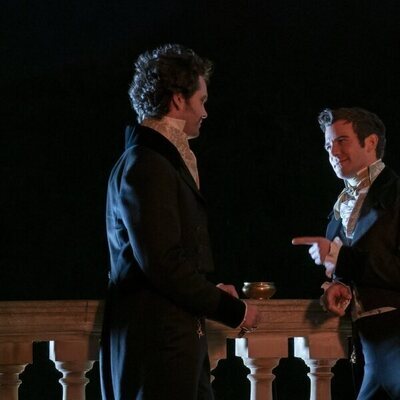 Luke Thompson en 3x06 'Seduciendo a Mr. Bridgerton' de 'Los Bridgerton'