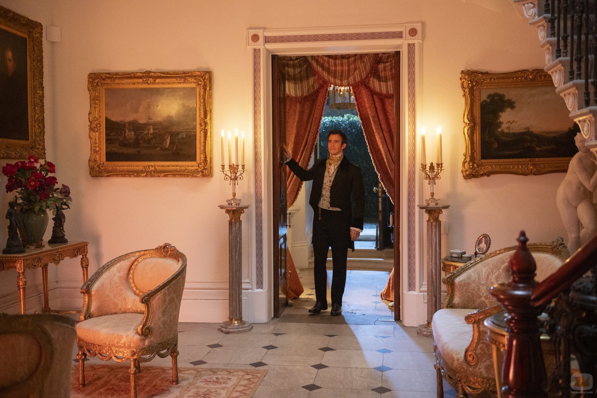 Imagen de Luke Thompson en 3x06 'Seduciendo a Mr. Bridgerton' de 'Los Bridgerton'