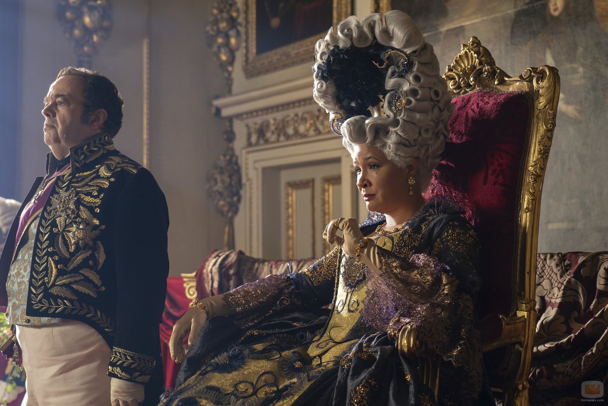 Golda Rosheuvel y Hugh Sachs en 3x06 'Seduciendo a Mr. Bridgerton' de 'Los Bridgerton'