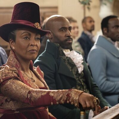 Adjoa Andoh y Daniel Francis en el 3x06 de 'Bridgerton'