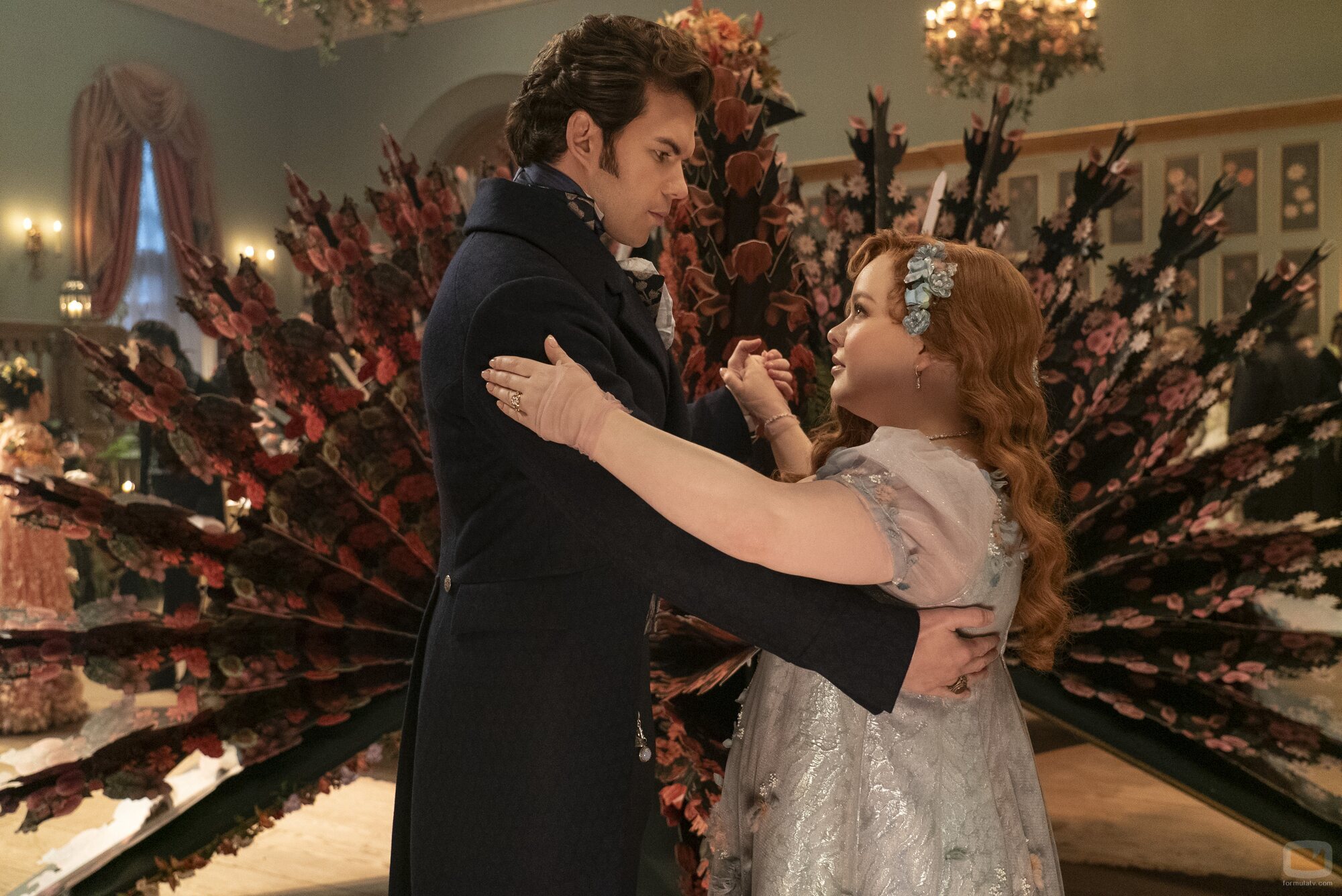 Nicola Coughlan y Luke Newton en el 3x06 de 'Bridgerton'